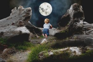 Holdat néző kisgyerek